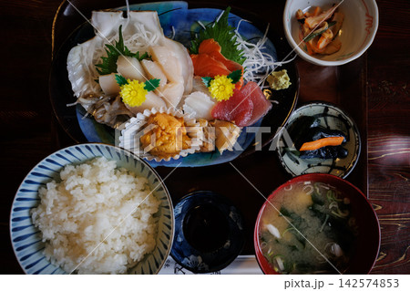 青森県東通村・野牛の海近くの居酒屋で味わう新鮮なお刺身定食 青森県東通村・野牛の海近くの居酒屋で味わう新鮮なお刺身定食 142574853