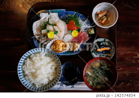 青森・東通村野牛の漁師町居酒屋で味わう新鮮な刺身定食ランチ 142574854