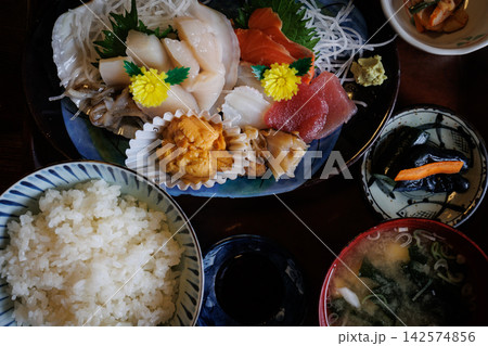 青森県東通村野牛の居酒屋で味わう新鮮な刺身と野牛ホタテ・生雲丹の定食 青森県東通村野牛の居酒屋で味わう新鮮な刺身と野牛ホタテ・生雲丹の定食 142574856