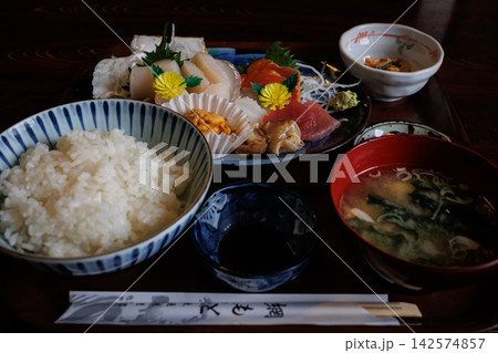 青森県東通村野牛の居酒屋で味わう新鮮な刺身と野牛ホタテ・生うにの定食 142574857