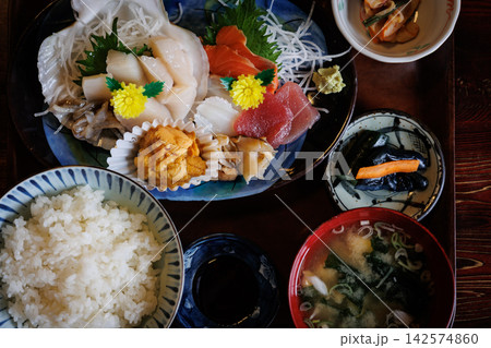 青森県東通村の居酒屋ランチで味わう新鮮なお刺身定食 青森県東通村の居酒屋ランチで味わう新鮮なお刺身定食 142574860