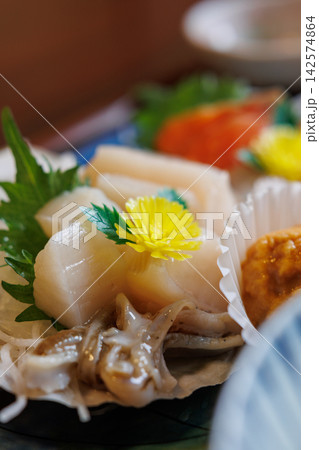 青森県東通村・海近くの居酒屋で味わう刺身定食と野牛ホタテ 青森県東通村・海近くの居酒屋で味わう刺身定食と野牛ホタテ 142574864