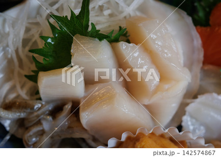 青森県東通村・海近くの居酒屋で味わう刺身定食と野牛ホタテ 青森県東通村・海近くの居酒屋で味わう刺身定食と野牛ホタテ 142574867