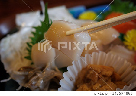 東通村の漁師町の居酒屋で食べる新鮮なお刺身ランチ定食 東通村の漁師町の居酒屋で食べる新鮮なお刺身ランチ定食 142574869