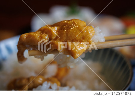 青森県東通村・海近くの居酒屋で味わう刺身定食と生うに 142574872