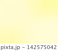 淡い黄色とクリーム色の柔らかなグラデーション背景 142575042