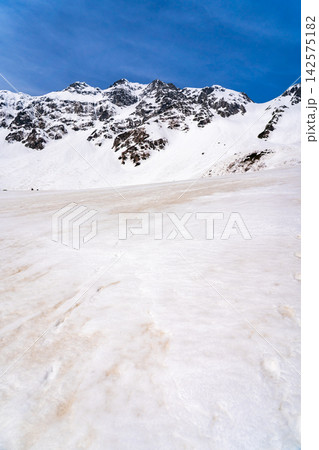 涸沢のテント場から見上げる奥穂高岳とザイテングラード 初夏残雪期の北アルプス北穂高岳登山 涸沢のテント場から見上げる奥穂高岳とザイテングラード 初夏残雪期の北アルプス北穂高岳登山 142575182