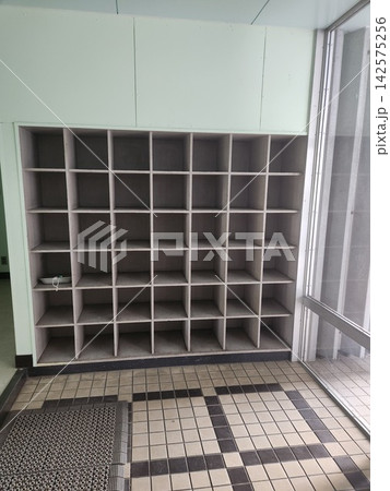 古びた木製の空っぽの下駄箱がある学校の昇降口 古びた木製の空っぽの下駄箱がある学校の昇降口 142575256