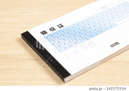 机に置かれた領収証 机に置かれた領収証 142575534