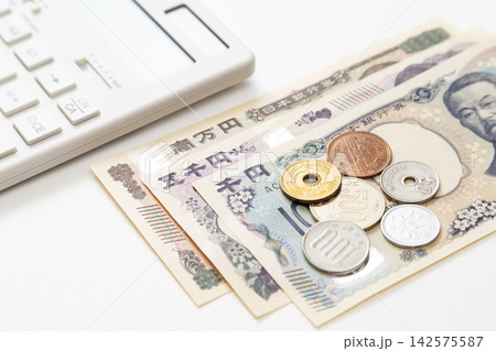 白背景に電卓とお金 白背景に電卓とお金 142575587