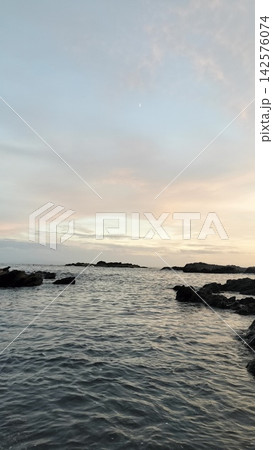 美しい海の夕暮れ 美しい海の夕暮れ 142576074