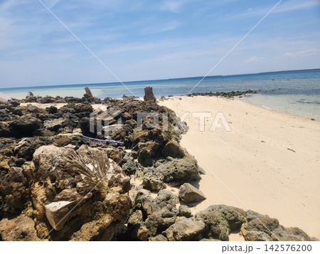 大自然の荒々しさと透明な海が同居する、手つかずの秘境ビーチ 大自然の荒々しさと透明な海が同居する、手つかずの秘境ビーチ 142576200
