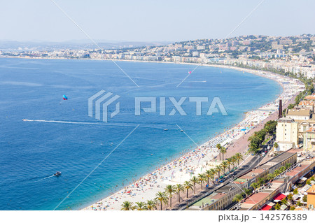 真夏の南フランスのニースのビーチの風景 142576389