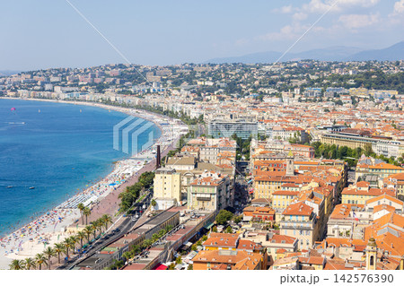 真夏の南フランスのニースのビーチの風景 真夏の南フランスのニースのビーチの風景 142576390