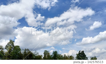 青空と白い雲 青空と白い雲 142576513