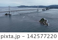鳴門海峡に朝日が昇る鳴門大橋Naruto Bridgeと迫力ある渦潮のドローン空撮写真（徳島県） 142577220