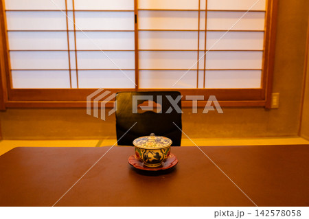 昭和和風の温泉旅館・ホテル・和室の客室でお茶とお菓子のおもてなし(栃木県) 昭和和風の温泉旅館・ホテル・和室の客室でお茶とお菓子のおもてなし(栃木県) 142578058