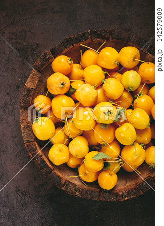 yellow small apples, Chinese varieties, in a wooden bowl, top view, no people, yellow small apples, Chinese varieties, in a wooden bowl, top view, no people, 142579009