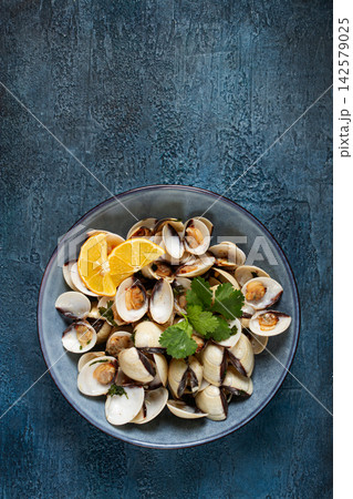 vongole clams, with spices and white wine, top view, no people, 142579025