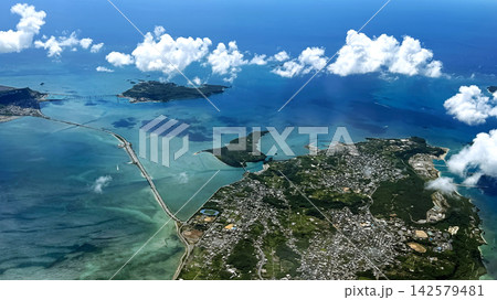 沖縄 うるま市与那城周辺と海中道路と平安座島と浜比嘉島の空撮 沖縄 うるま市与那城周辺と海中道路と平安座島と浜比嘉島の空撮 142579481