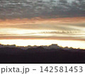 夕焼けに染まる雲 142581453