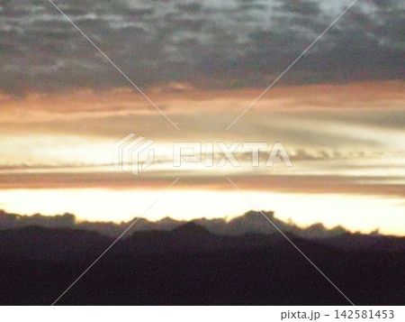 夕焼けに染まる雲 夕焼けに染まる雲 142581453