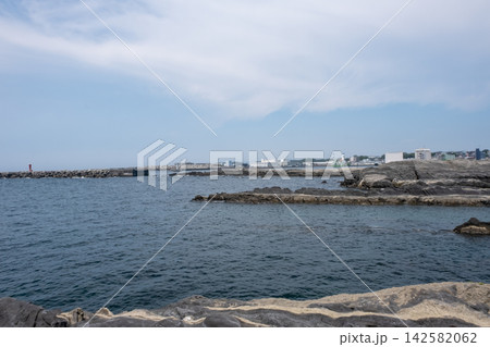 神奈川県 城ヶ島 海岸 から見た三浦半島の風景 神奈川県 城ヶ島 海岸 から見た三浦半島の風景 142582062