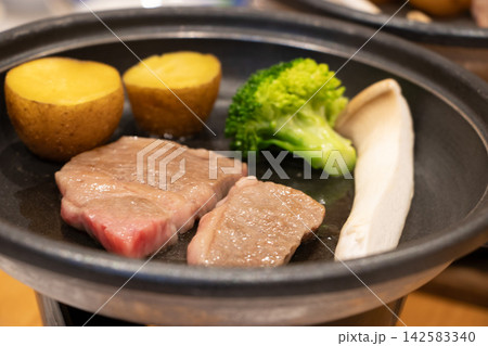 ステーキ 陶板焼き 142583340