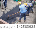 アスファルト舗装　舗装工事　合材敷均し　舗装レーキ　表層工事　ふるいで粒度を均一に表面仕上 142583928