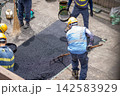 アスファルト舗装　舗装工事　合材敷均し　舗装レーキ　表層工事　ふるいで粒度を均一に表面仕上 142583929