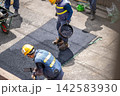 アスファルト舗装　舗装工事　合材敷均し　舗装レーキ　表層工事　ふるいで粒度を均一に表面仕上 142583930