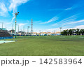 鹿島建設柴崎グラウンドの広大な試合場　夏晴れの青空　東京都調布市菊野台 142583964