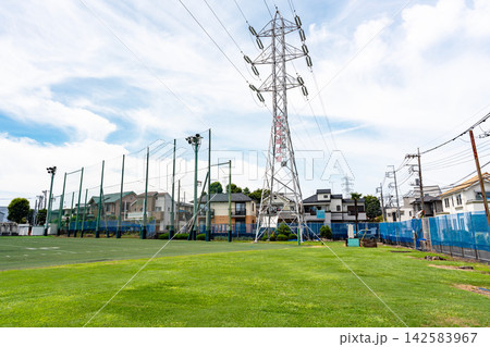 鹿島建設柴崎グラウンドの広大な敷地を見渡す　夏晴れの青空　東京都調布市菊野台 142583967