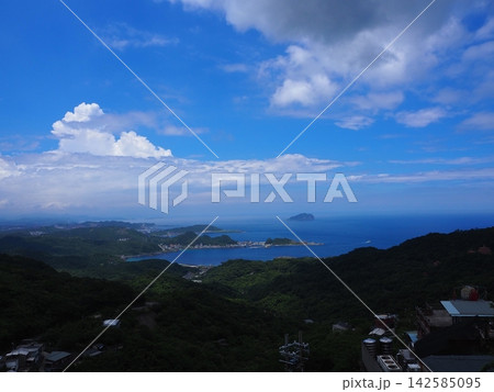 九份の展望台から眺める山と海の絶景 九份の展望台から眺める山と海の絶景 142585095