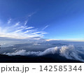 青空と山々を覆うダイナミックな雲海 142585344