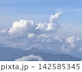 青空に浮かぶ龍のような面白く迫力ある雲 142585345