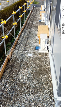 令和8年熊本地震の被災者に設置された応急仮設住宅の裏手通路 令和8年熊本地震の被災者に設置された応急仮設住宅の裏手通路 142585416