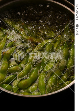 枝豆を茹でている様子 枝豆を茹でている様子 142585730