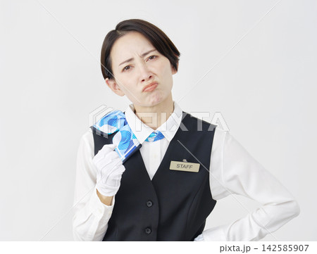 女性スタッフ 受付・バスガイド 怒る 白背景 女性スタッフ 受付・バスガイド 怒る 白背景 142585907