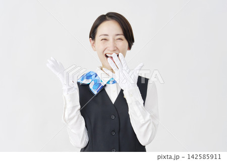 笑顔で驚く女性スタッフ 受付・バスガイド 白背景 笑顔で驚く女性スタッフ 受付・バスガイド 白背景 142585911