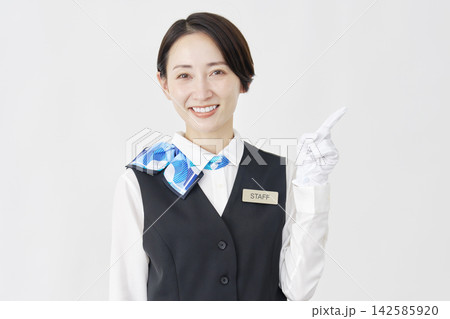 右側を指差す女性スタッフ 受付・バスガイド 白背景 右側を指差す女性スタッフ 受付・バスガイド 白背景 142585920