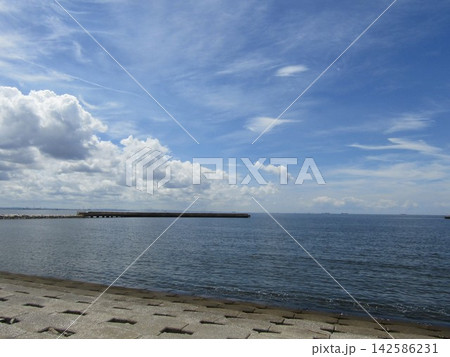 検見川浜海岸の七月月の青空と白い雲 142586231