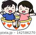 コーヒーカップに乗る子ども 142586270