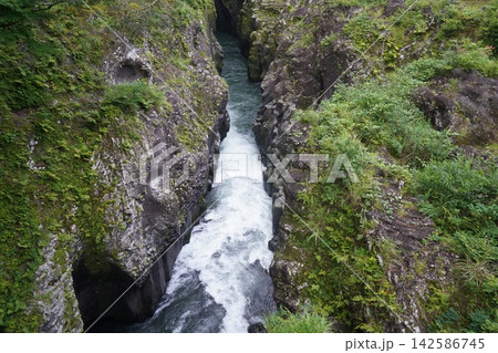 高千穂峡の真名井の滝とその周辺の風景 高千穂峡の真名井の滝とその周辺の風景 142586745