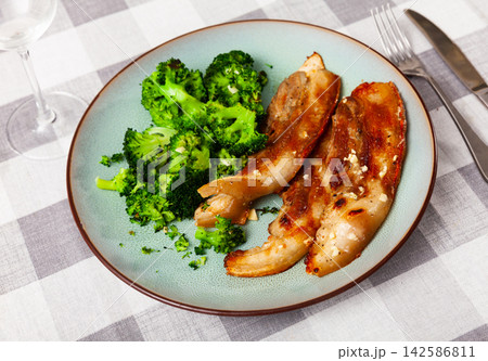 Roasted pork belly served with broccoli 142586811
