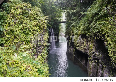 高千穂峡の真名井の滝とその周辺の風景 高千穂峡の真名井の滝とその周辺の風景 142586845