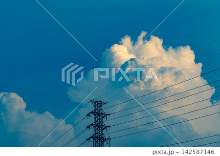 高圧送電線と夏の雲 a-3 暖色寒色強調 高圧送電線と夏の雲 a-3 暖色寒色強調 142587146