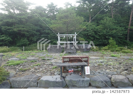 天孫降臨の高千穂峰とその周辺の風景 天孫降臨の高千穂峰とその周辺の風景 142587973