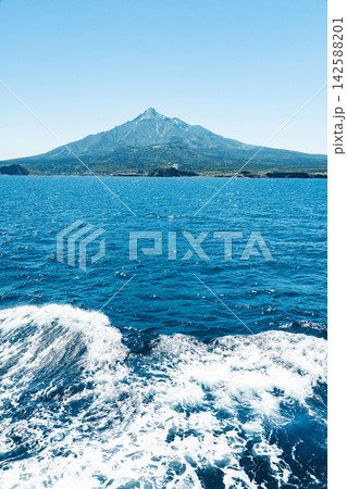 初夏の晴天に恵まれた日本海を航行するフェリーのデッキから望む利尻富士 142588201