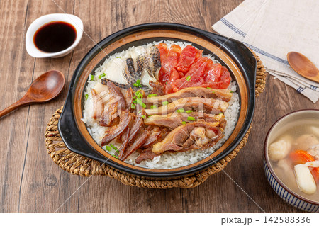 Chinese deluxe four-in-one combo claypot rice with assorted meats and sausages 142588336